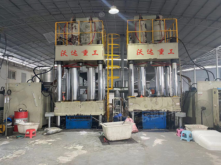 1000噸模壓建築塑(sù)料模(mó)殼(ké)成型液(yè)壓機(jī)客戶現場(chǎng)