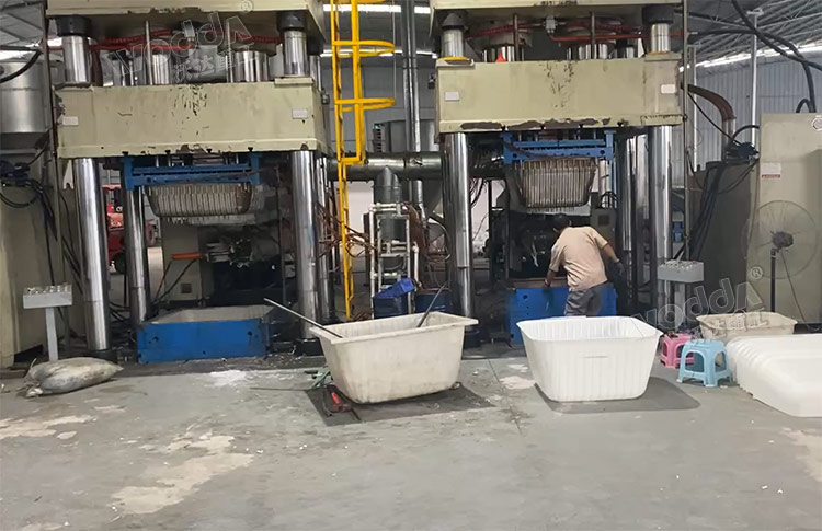 1000噸四柱液(yè)壓機模壓建築塑料模(mó)殼