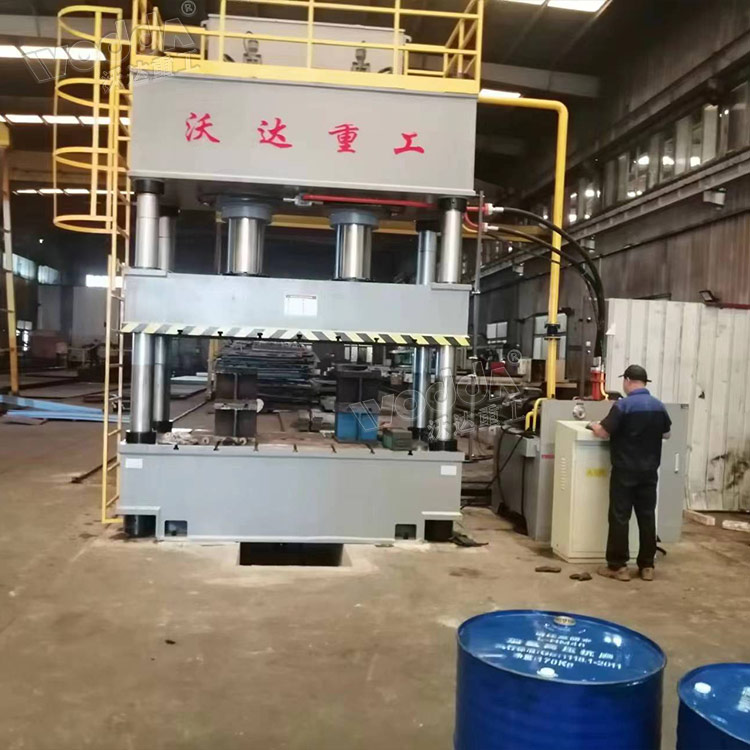 630噸四(sì)柱液壓機