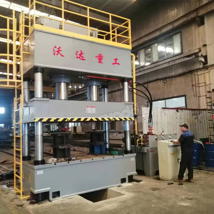 630噸四柱液壓機試(shì)壓