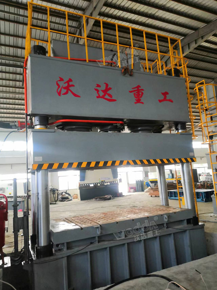 1250噸四(sì)柱液(yè)壓機安裝(zhuāng)調試(shì)