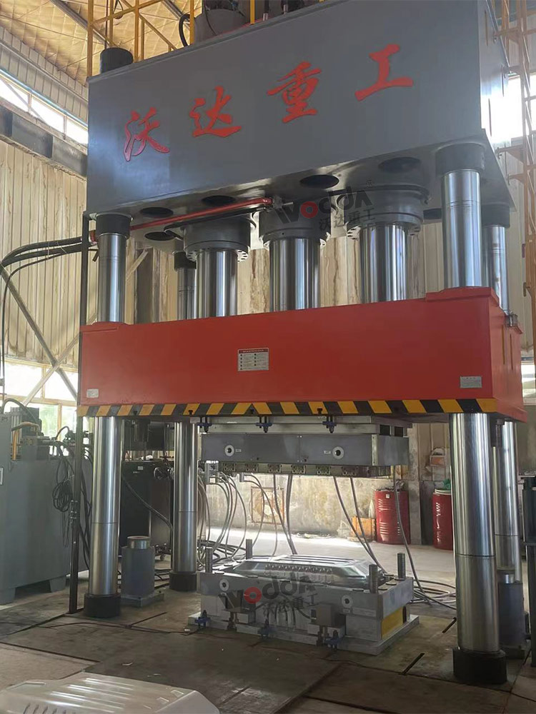 1500噸汽(qì)車配(pèi)件成型液(yè)壓機(jī)客戶(hù)現場(chǎng)