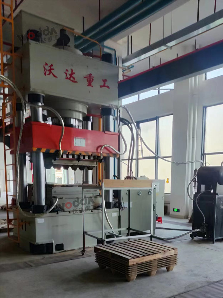 1000噸木(mù)屑托盤液壓機(jī)客戶現場
