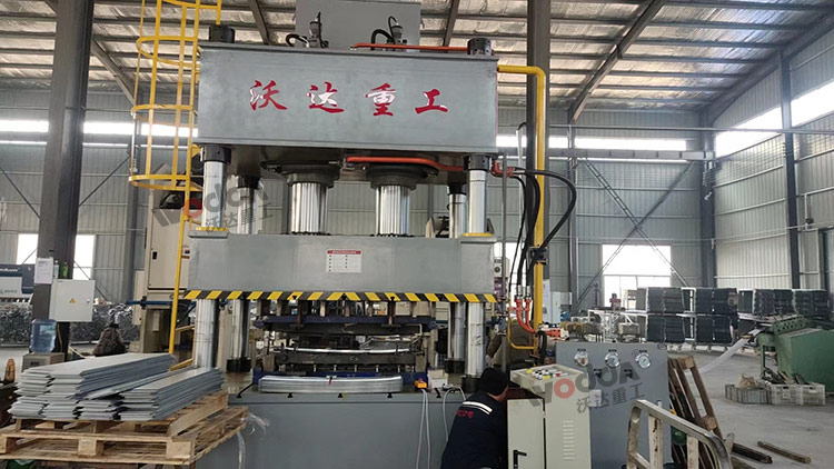 500噸汽(qì)車配件拉(lā)伸液壓機(jī)客戶(hù)現場